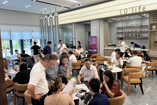 9月15日，，，，，抖圈官网集团首个自营房产项目“悦畔龙府”盛大开盘，，，，，商铺房源均多方认购.jpg